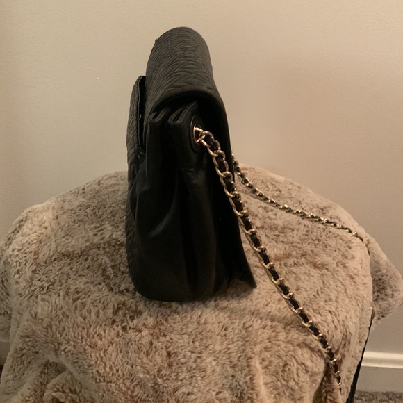 Tory Burch butter soft leather delicately loved. Black with magnetic closure. - Picture 7 of 9